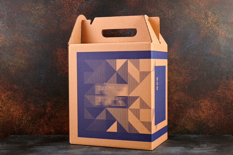 Картонная коробка с ручкой под бутылки пива