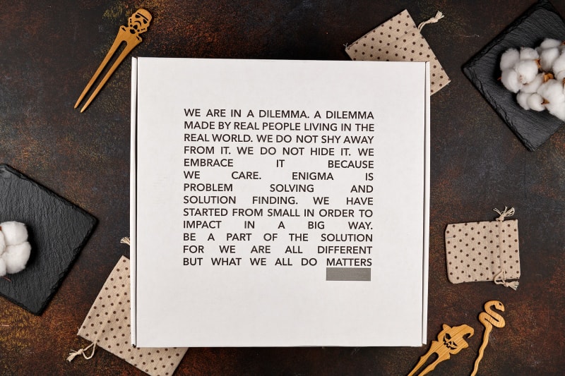 Картонная коробка с печатью для одежды