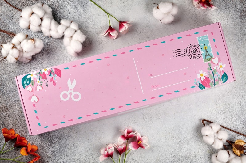 Картонная коробка с флористическим дизайном и инструкцией