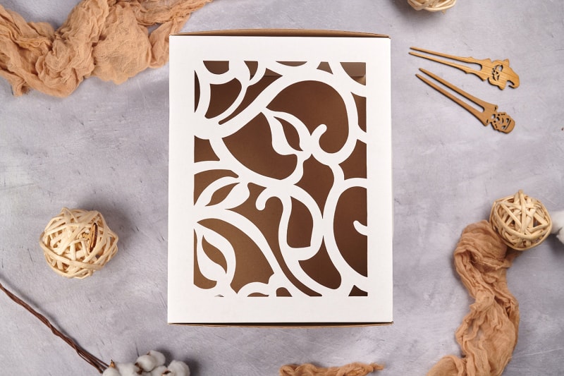 Декоративная картонная коробка под подарки